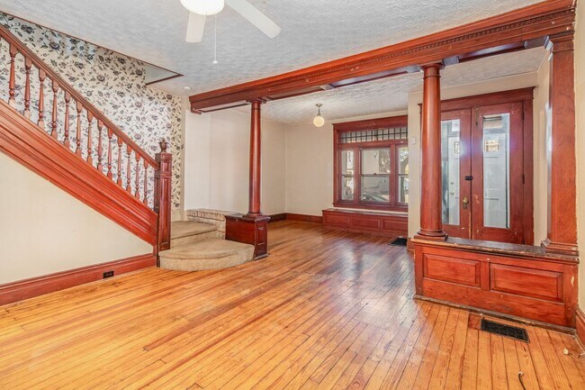 Building Photo - Spacious Home on West Pomfret Street in Ca...