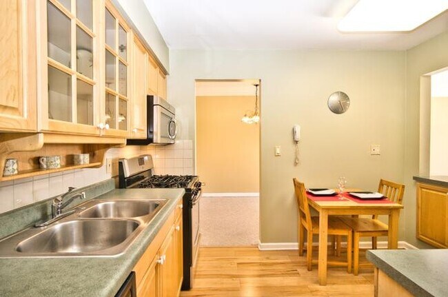 Building Photo - 5200 Carriageway Dr