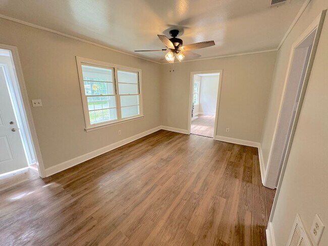 Building Photo - 3 BED | 2 BATH | BONA BELLA