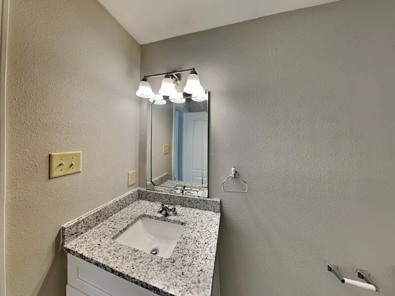 Foto principal - 952 Littleton Dr