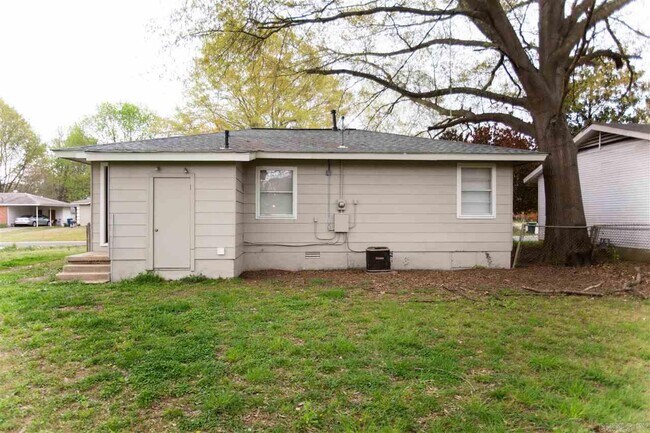 Foto del edificio - 9110 Woodford Dr