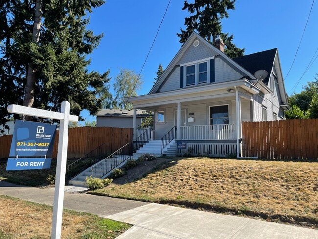 Building Photo - 4br/2ba house with fenced yard & detached garage