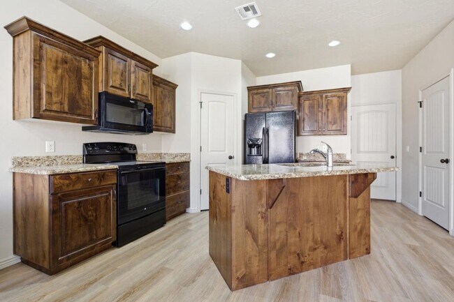 Building Photo - Beautiful Hobble Creek 4 Bed/2 Ba NEW FLOORS & PAINT