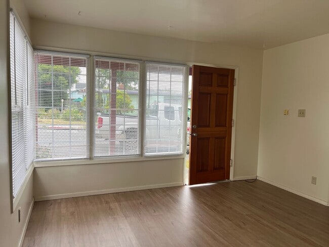 Building Photo - 2310 Pontoni