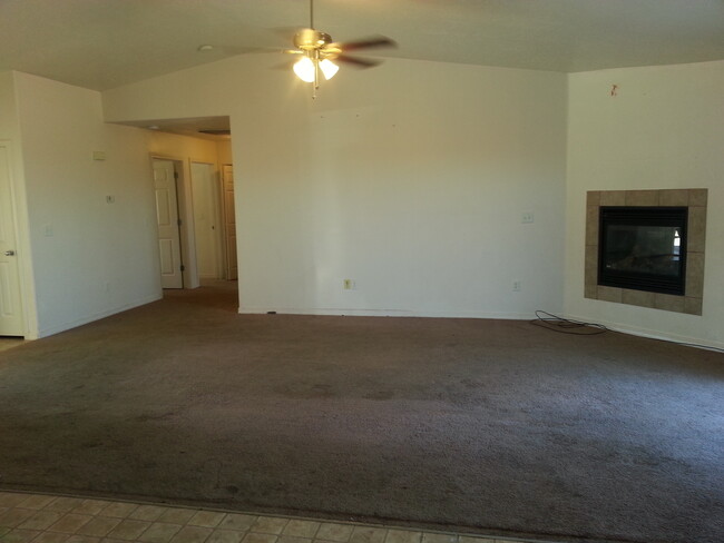 Building Photo - 3 bedroom 2 bath Twin Home - Pets considered!