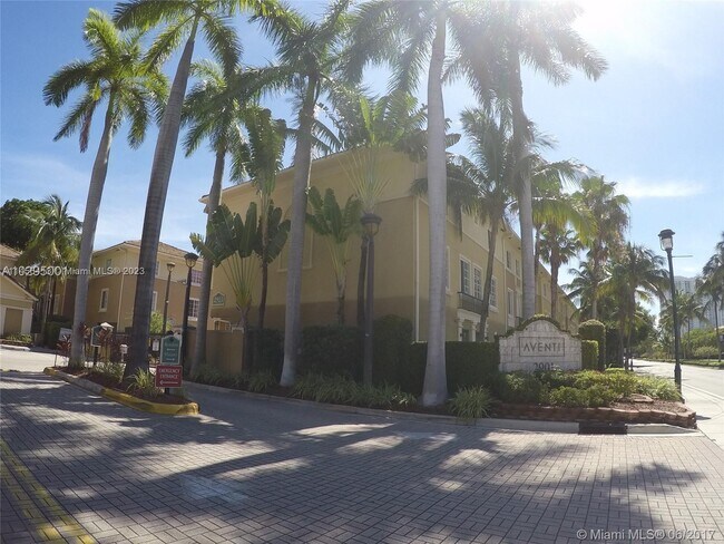 Foto del edificio - 2921 NE 185th St