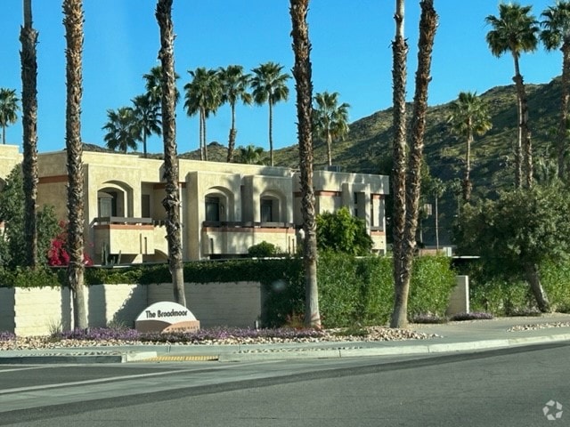Building Photo - 2601 S Broadmoor Dr