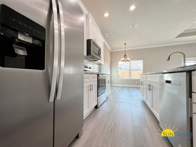 Building Photo - Spacious 4 Bedroom Home in Mary Esther!