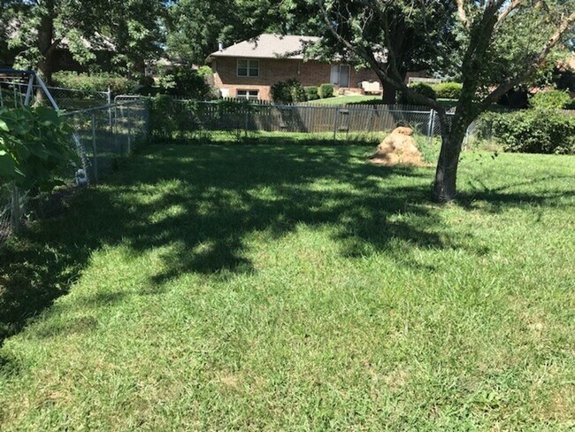 Building Photo - You'll love this 2BR + bsmt bonus rooms ra...