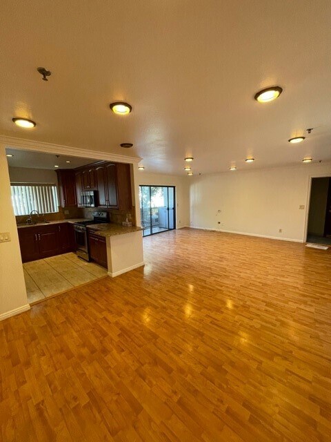 Building Photo - 1020 Davis Ave