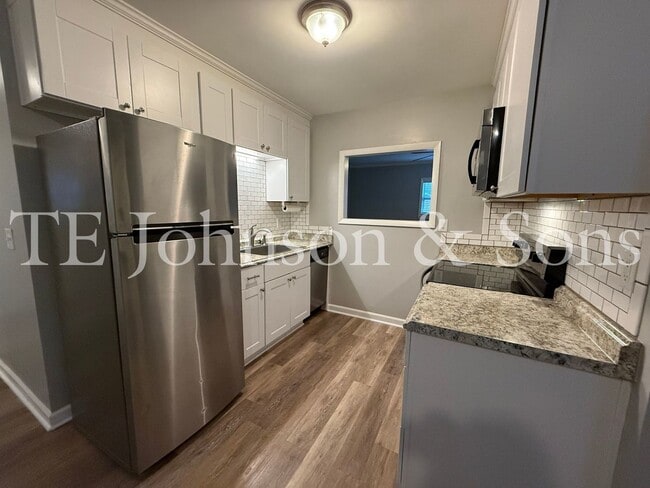 Foto del edificio - Modern Comfort with a Fenced Yard in Winston-Salem