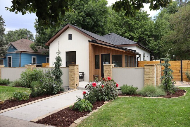 Foto del edificio - Fully Furnished Home In Great Location - Just Steps from Old Town