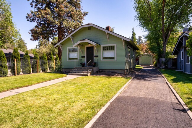 Foto del edificio - Charming remodeled craftsman located block...