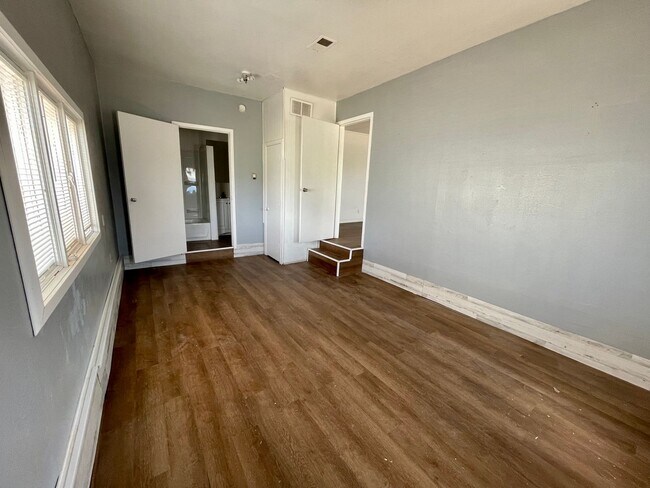 Foto del edificio - 4 bed 2 bath now available