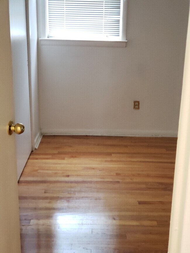 Building Photo - 35 Colonial Dr