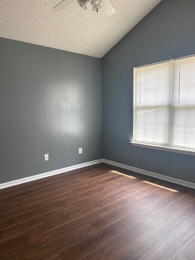 Building Photo - Available! Quaint Single Family Home
