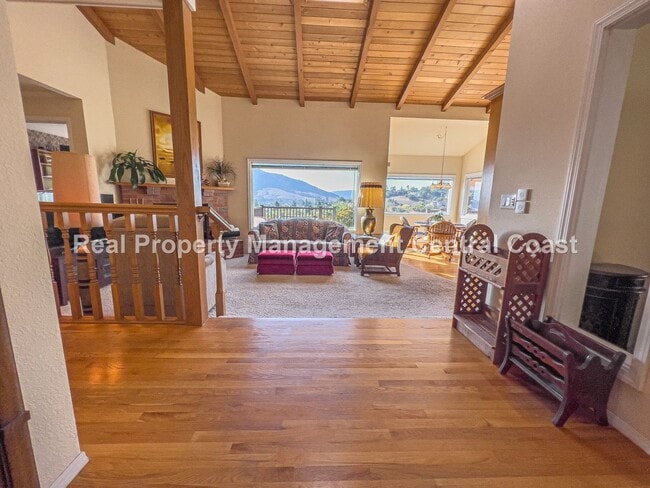Building Photo - AVAILABLE FEBRUARY - Custom Home With Gorg...