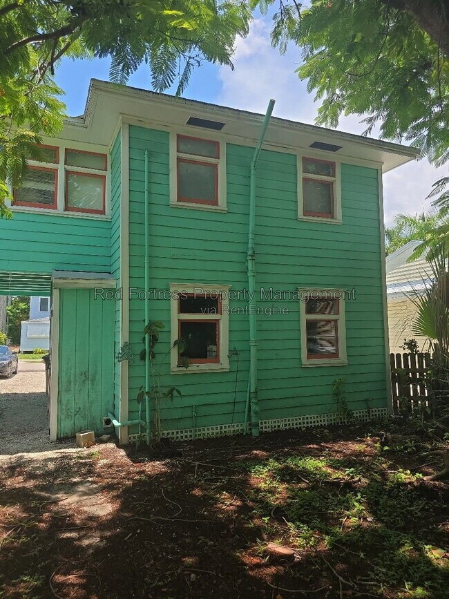 Foto del edificio - 1609 Poinsettia Ave
