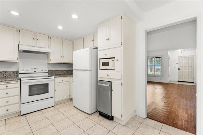 Building Photo - Private Street-Access Condo with Garage, Courtyard, Pool and Tennis