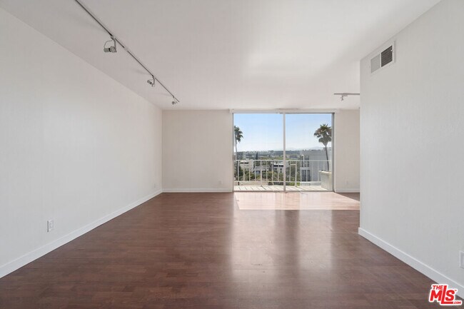 Foto del edificio - 100 S Doheny Dr