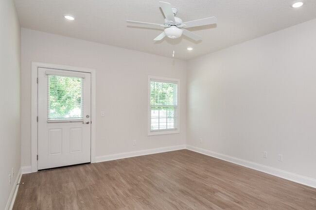 Foto del edificio - 1180 Walker Point Way