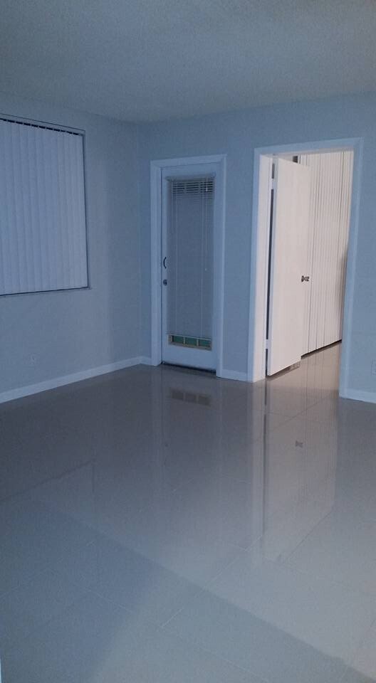 Building Photo - ONE BEDROOM ONE BATHROOM !! WATERFRONT COM...