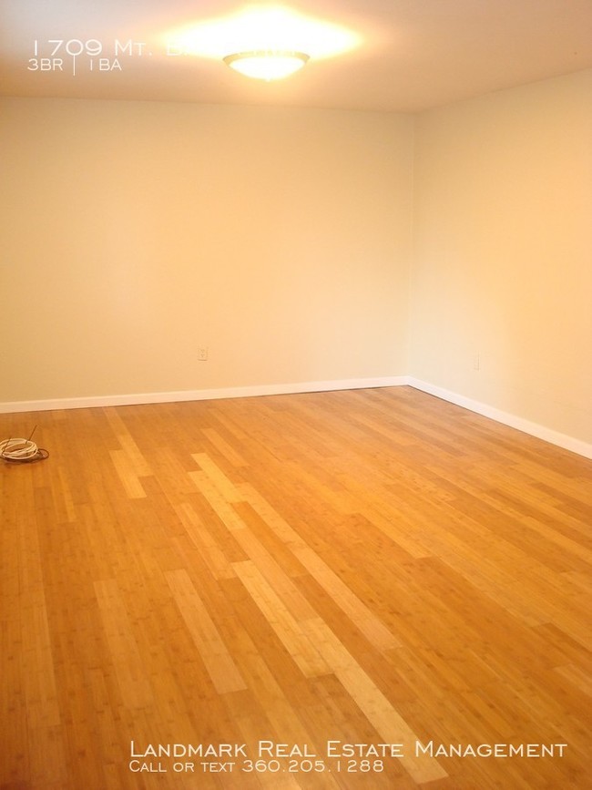 Building Photo - 3 Bed 1 Bath Home off Mt Baker Hwy!