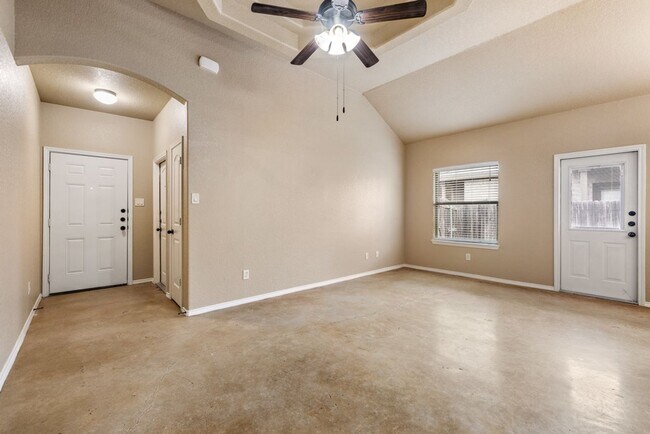 Foto del edificio - AVAILABLE NOW! 3 BEDROOM DUPLEX LOCATED IN...