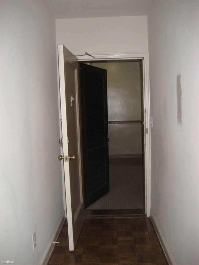 Foto del edificio - 2323 40th Pl NW