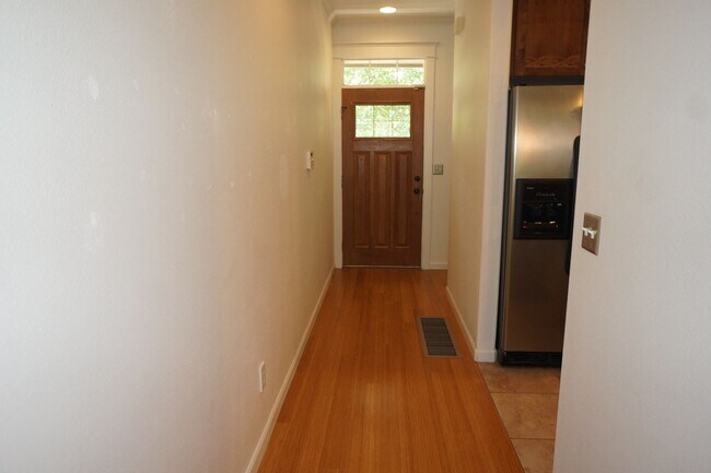 Building Photo - Spectacular SW Liar Hill 3 bedroom Townhouse