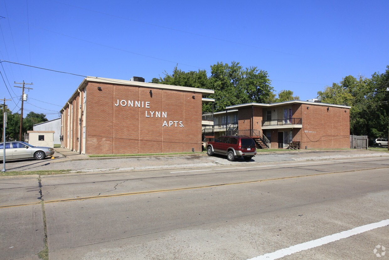 Building Photo - 810 S Hood St