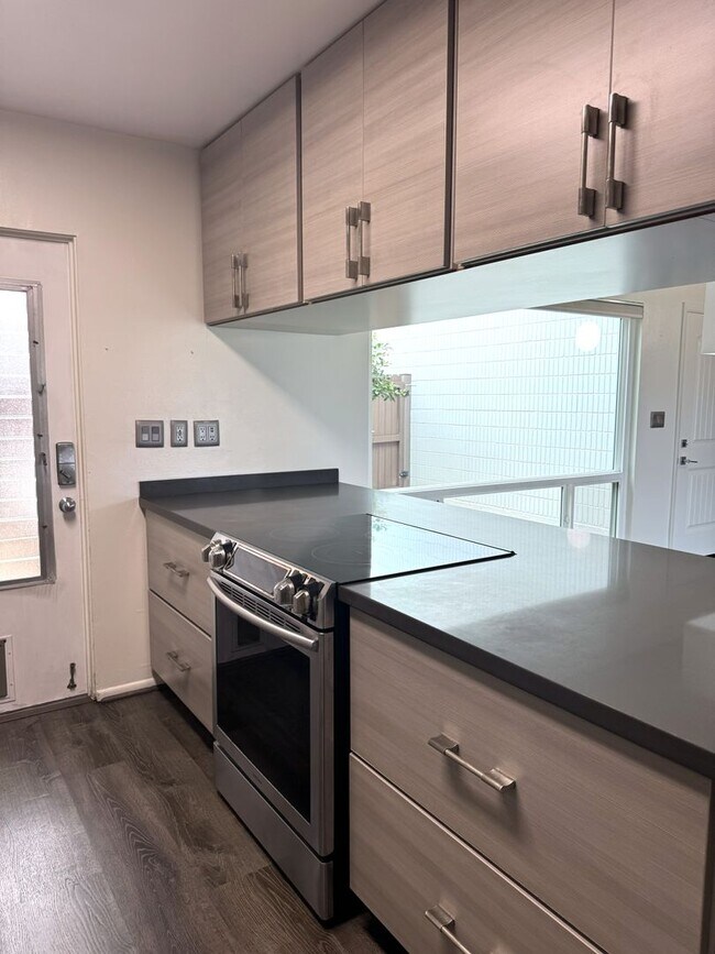 Foto del edificio - Koko Isle Circle - Renovated 3 bedroom, 2.5 bath townhome with carport
