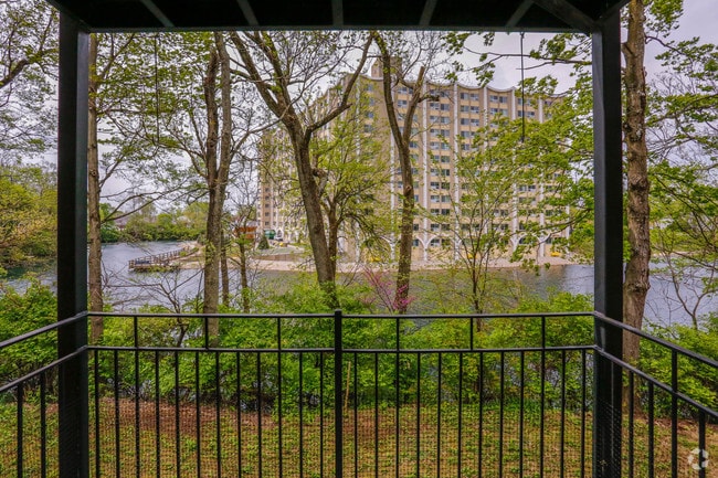 Building Photo - Lakeshore Place