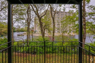 Building Photo - Lakeshore Place