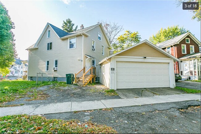 Building Photo - 983 Portland Ave