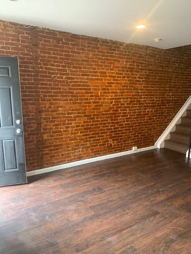 Foto del edificio - Charming 3bd/2bth now available for rent w/ expose brick.