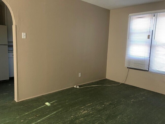 Building Photo - 458 College Dr