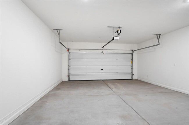 Building Photo - Beautiful 4 Bedroom Just off the 202!