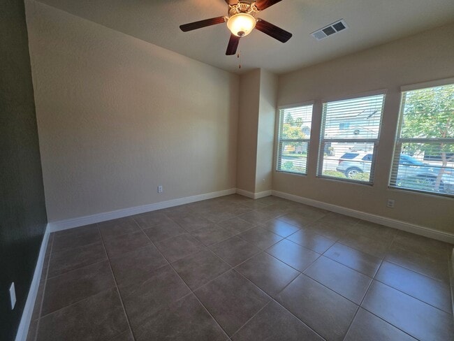 Building Photo - 3 bedroom 2 Bathroom available in desirabl...
