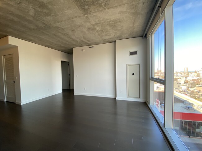 Foto del edificio - 460 W Division St