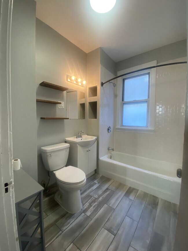 Building Photo - 3067 N Avers Ave