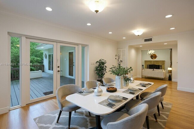 Foto del edificio - 648 Sevilla Ave