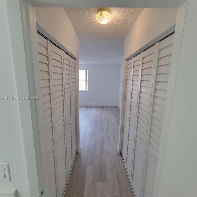 Foto del edificio - 6292 NW 186th St