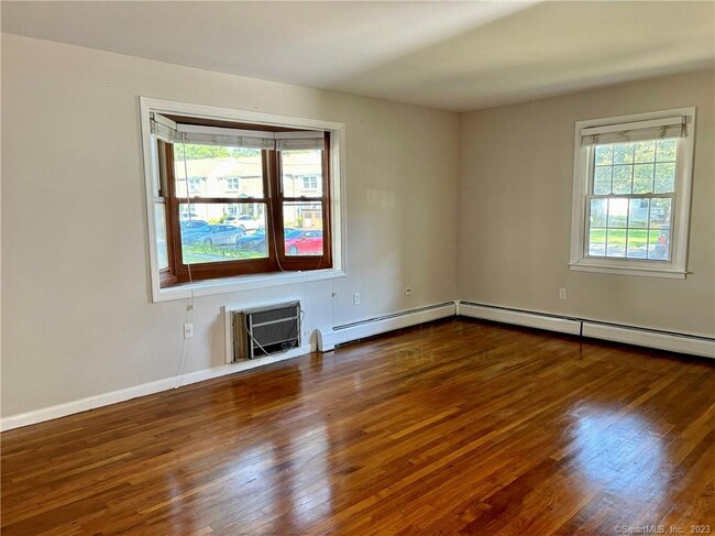 Building Photo - 240 Sunnyridge Ave