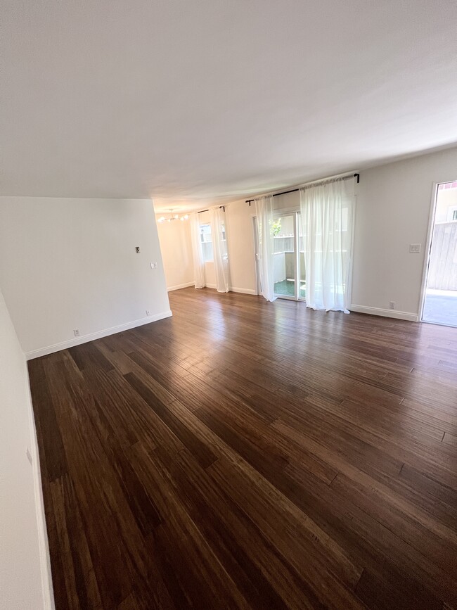 Great Open Floor Plan With Gorgeous Floors - 1437 Franklin St