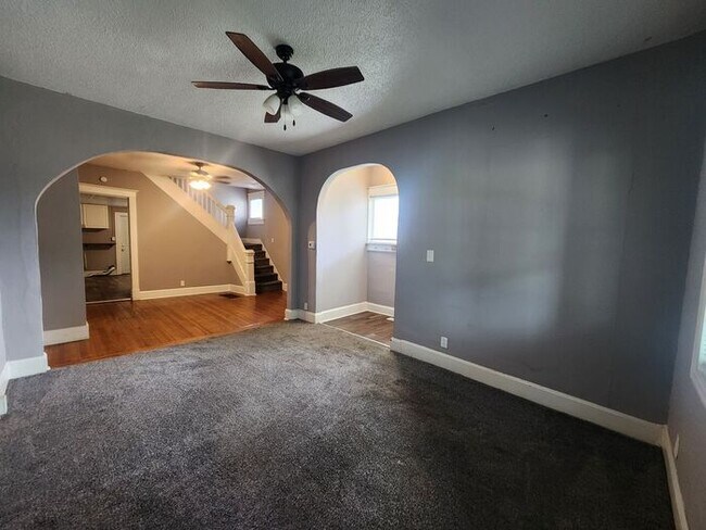 Building Photo - 2 Bedroom, 1.5 Bathroom home conveniently located on Terre Haute's desirable southeast side near ...