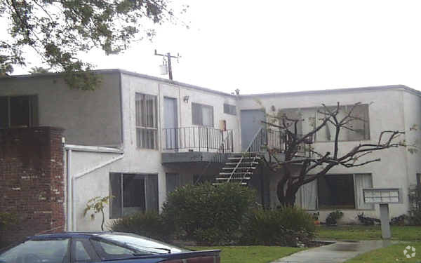 Building Photo - 2000-2008 N Ventura Rd