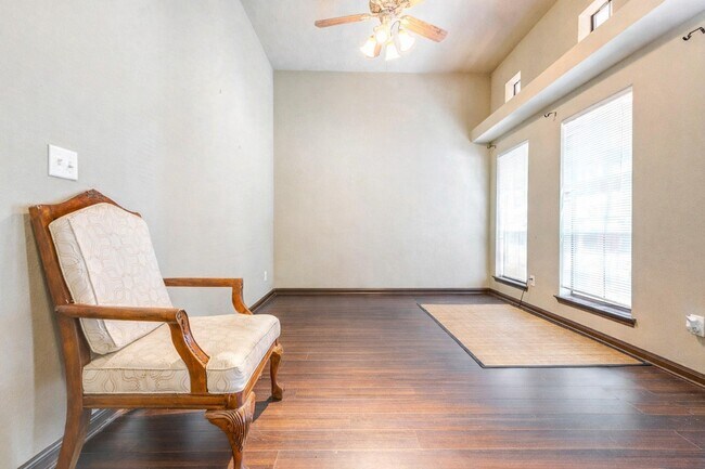 Foto del edificio - 940 Oak Lynn Dr