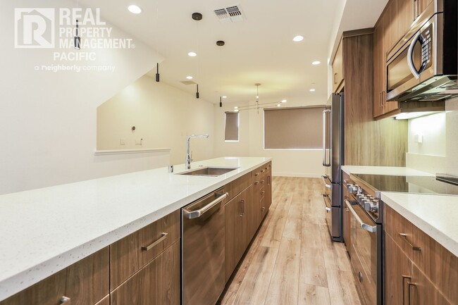 Building Photo - Modern Townhome in Gated West Oakland Comm...