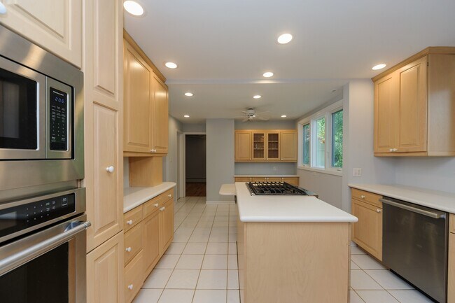 Building Photo - 706 Juniper Rd